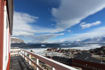 Avani_det_roede_hus_udendoers_terrasse_01