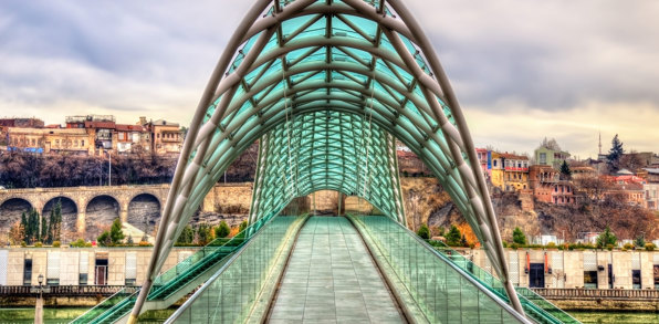 ... og Fredens bro, som symboliserer byens vej mod mere moderne tider.