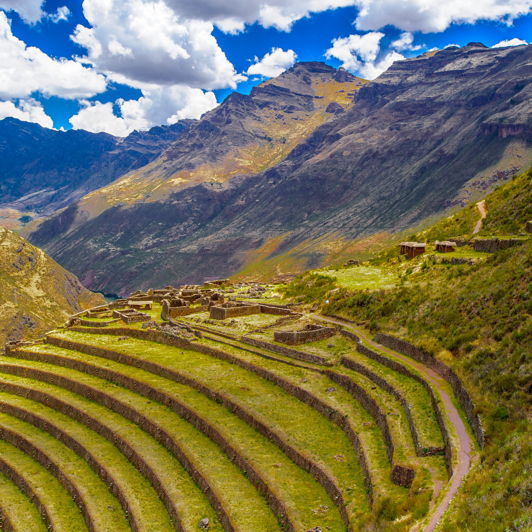 I rejser videre til det betagende landskab omkring Den Hellige Dal.