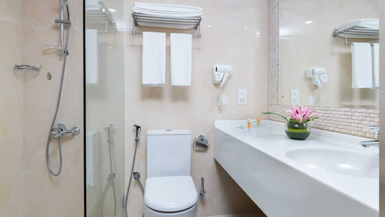 Al Falaj Hotel Bathroom
