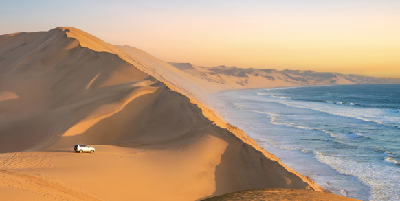 På hjemturen krydser vi klitterne for at komme ned til stranden