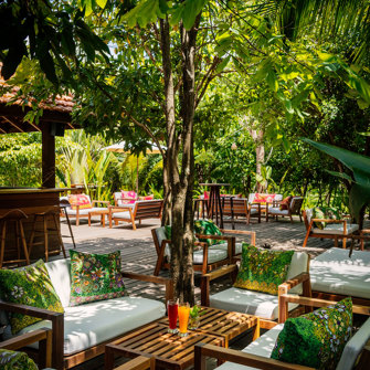 Farm House Smiling Gecko Pool Lounge 01