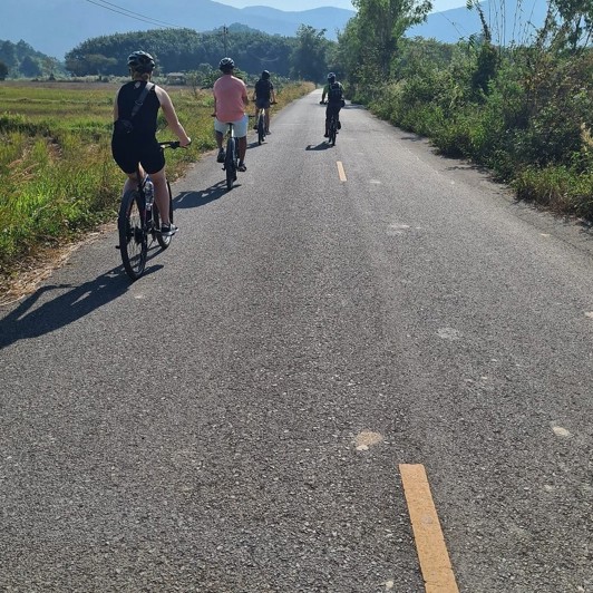 Cykeltur I Chiang Rai Cykler På Vejen