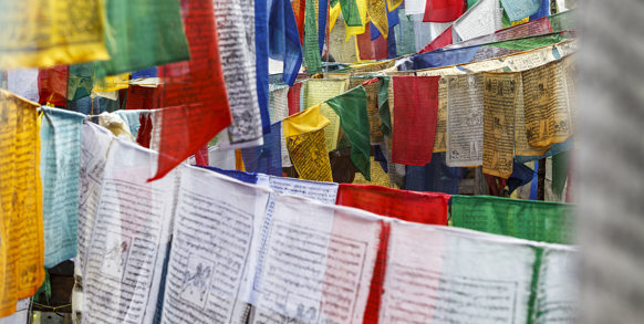 I de smukke landskaber støder man ofte på bedeflag.