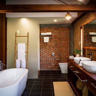 Farm House Smiling Gecko Deluxe Khmer Bungalow Bad 01