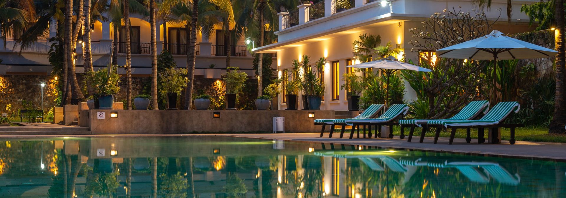 Lotus Blanc Resort Pool Aften 01