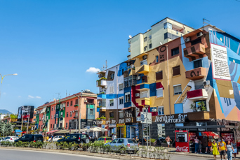 albanien tirana farvedebygninger_dag6