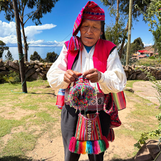 Peru Taquile Strikkende Maend (10)