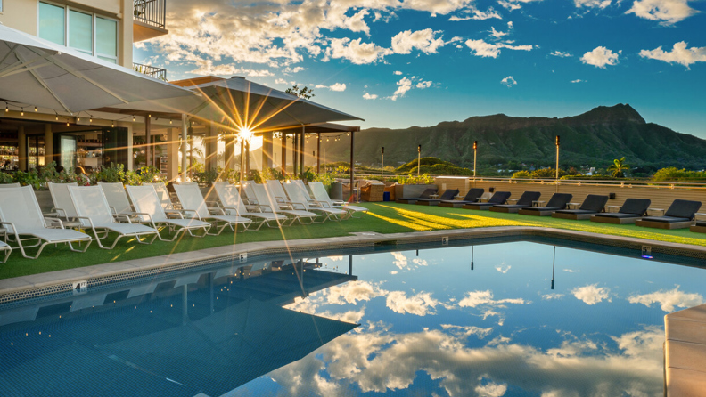 Queen Kapiolani Hotel Pool 02