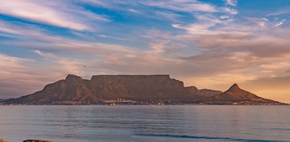 Vi ankommer til Cape Town ad den smukkeste rute via Bloubergstranden.