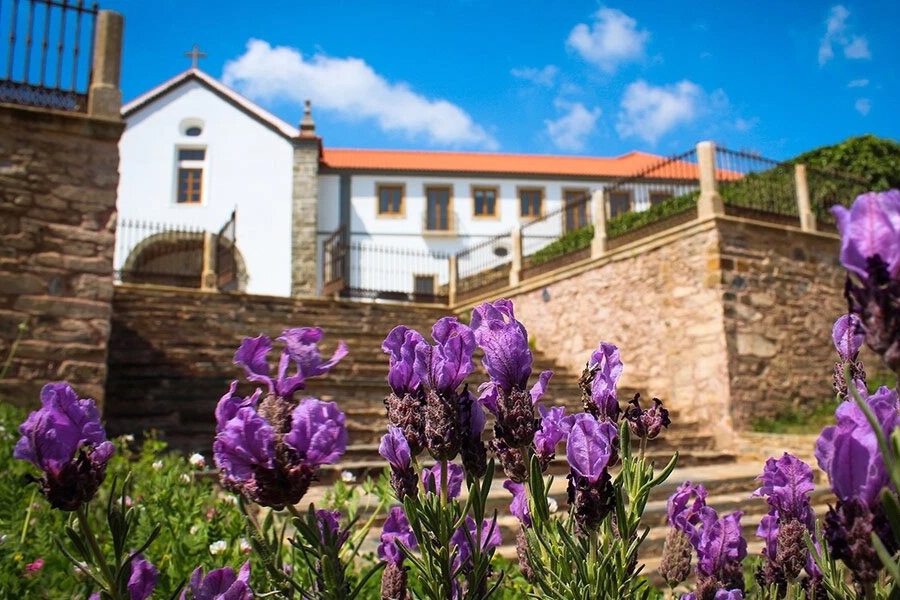 Vi bor på et tidligere kloster i det centrale Portugal