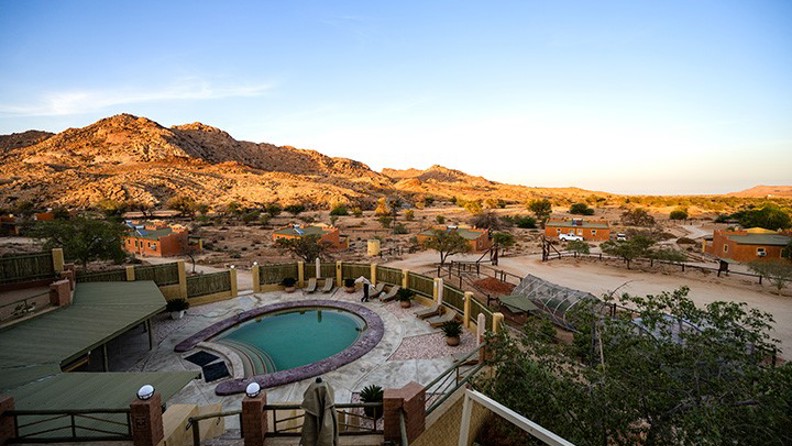 Klein Aus Vista Desert Horse Inn Pool Og View