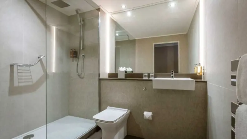 Belvedere Hotel Dublin Bathroom With Shower 960X600 C 78B0428d32
