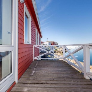 Alle lejligheder har egen terrasse og ligger lige ned til vandet nedenfor Hotel Hvide Falk