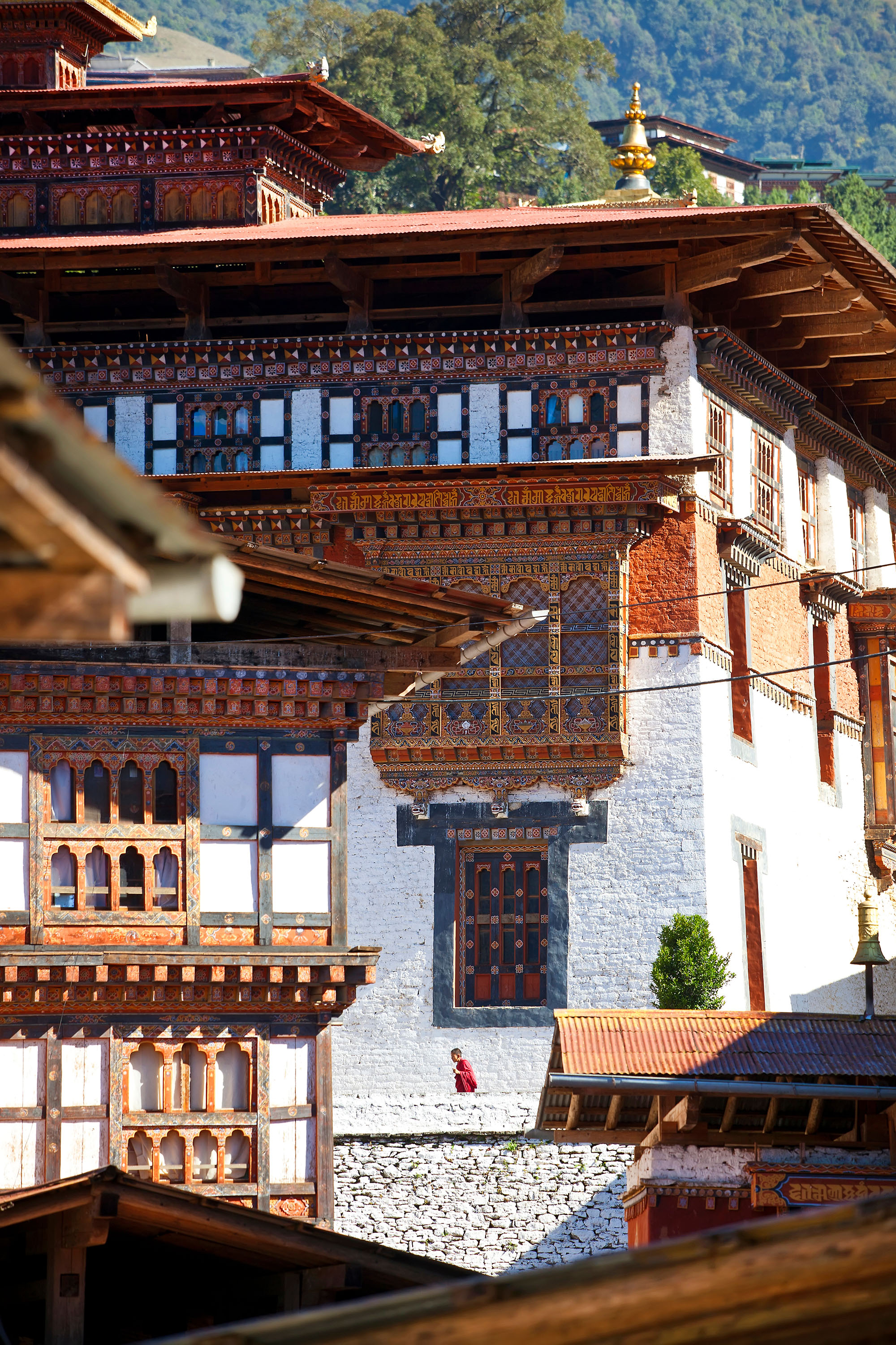 Trongsa Dzong er imponerende både langt væk fra og helt tæt på.