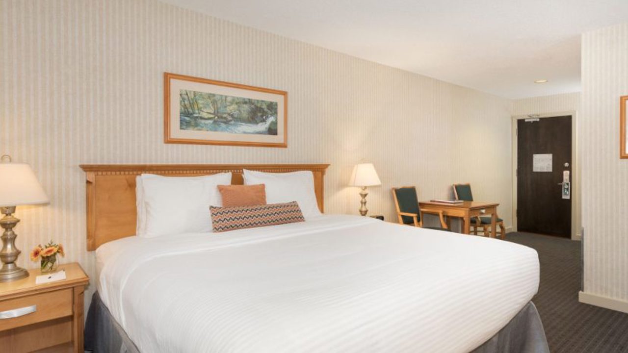 The Listel Whistler Hotel Deluxeroom Kingbed 01 (1)