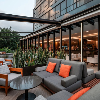 York Luxury Suites Bar 01