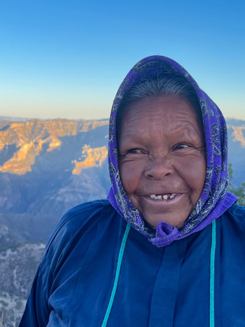 En af vandreturene i Kobberkløften er med en lokal rarámuri-kvinde