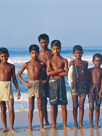 I Mararikulam fisker de lokale drenge direkte fra stranden