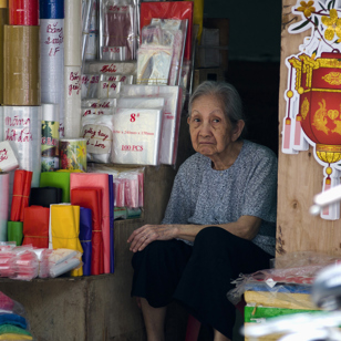 Vietnam - hanoi_befolkning_kvinde_butik_01