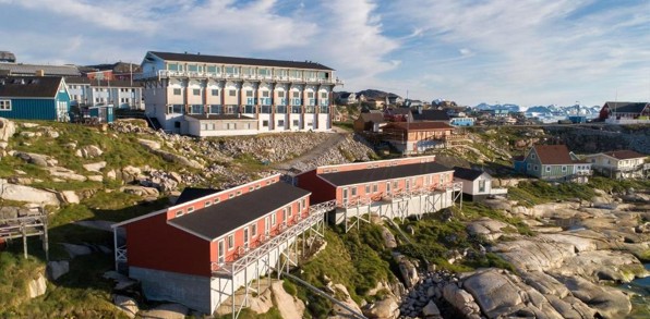 Hotel Hvide Falk med hotellejlighederne nedenfor.