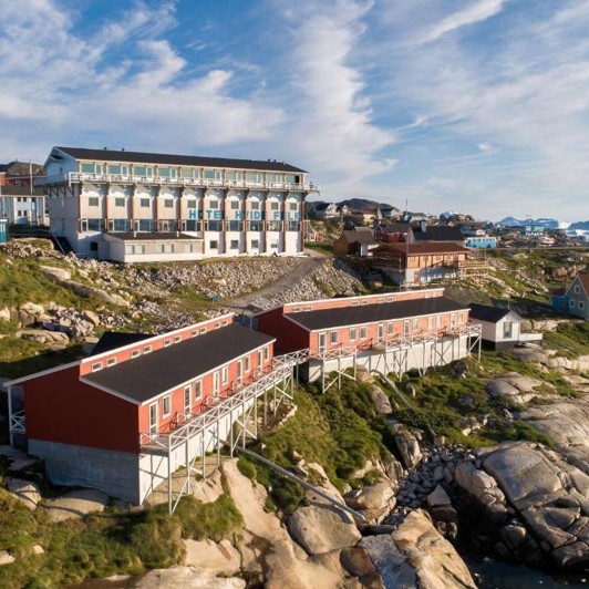 Hotellejlighederne ligger nedenfor Hotel Hvide Falk