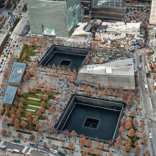 Mindesmærket for 11. september er bygget op omkring stedet, hvor de to WTC-tårne stod