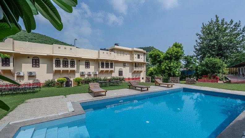 Dhulagarh Heritage Palace Hotel Pool