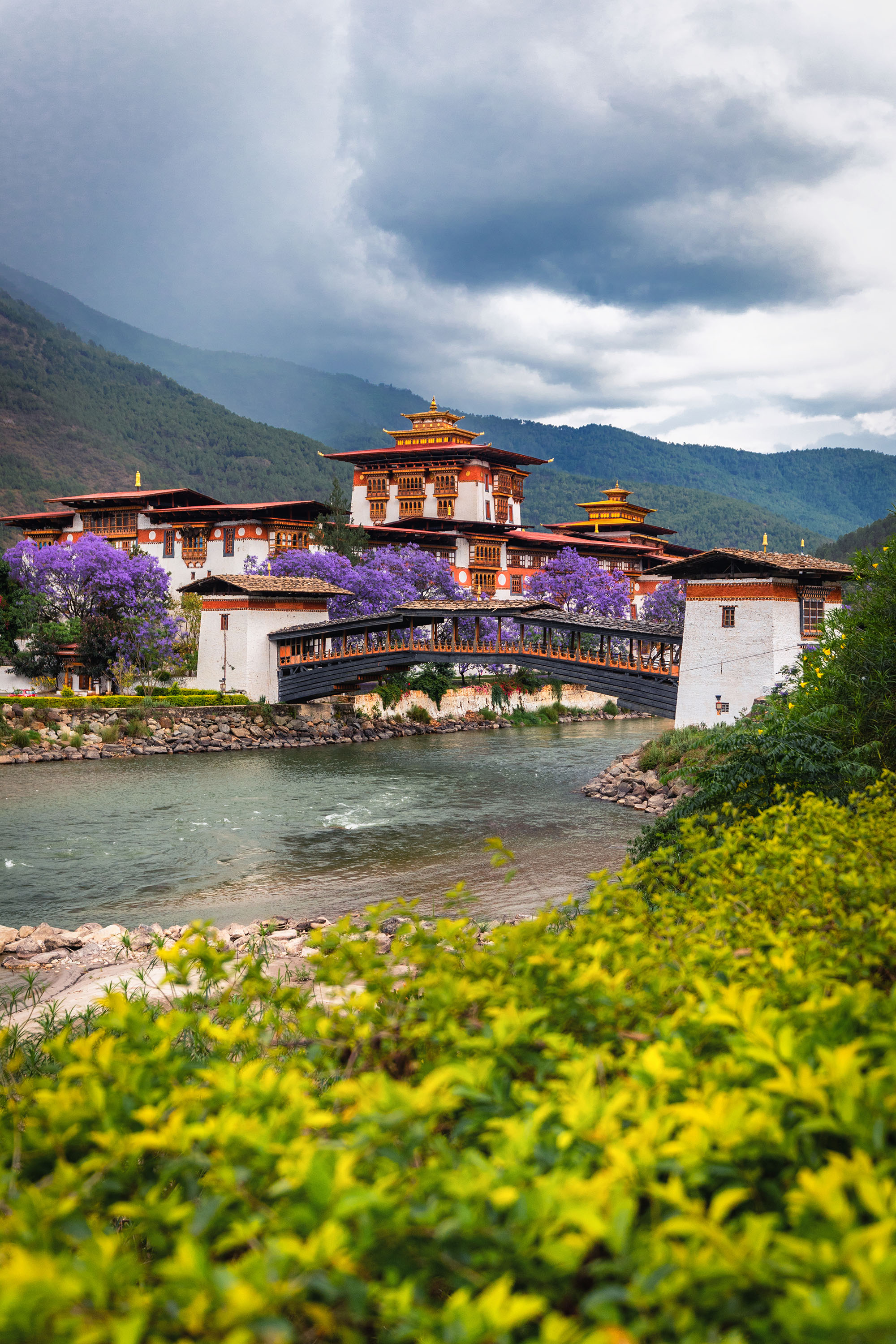 .. til Punakha og den smukt beliggende Dzong.
