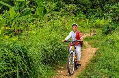 bali - bali_befolkning_dreng_cykel_01