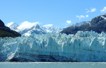 Vi lægger ud med at sejle forbi Hubbardgletsjeren.