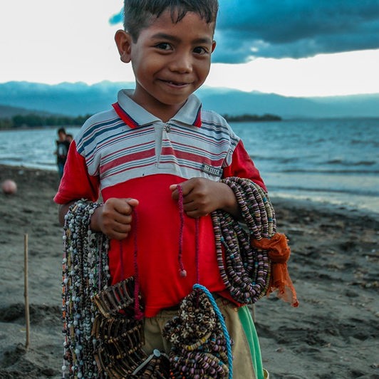 bali - bali_befolkning_dreng_gadesaelger_01_HF