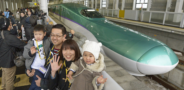 Vi kører med det legendariske lyntog, Shinkansen...
