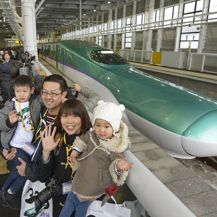 Vi kører med det legendariske lyntog, Shinkansen...