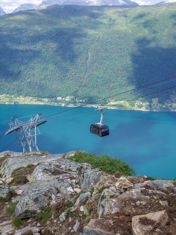 ...hvor vi bl.a. tager på byvandring og kører med gondolbanen til toppen af fjeldet.