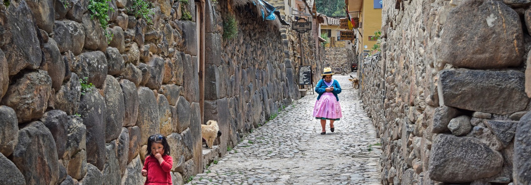 peru - ollantaytambo_gade_barn_kvinde_01