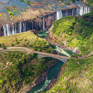 Et af højdepunkterne på rejsen er uden tvivl ankomsten med tog til Victoria Falls.