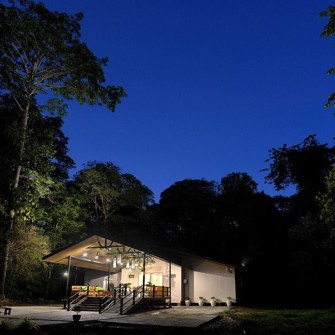 Utan Rainforest Lodge Ext Aften 01