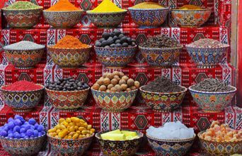 Farverige Krydderier Shutterstock 2627547025