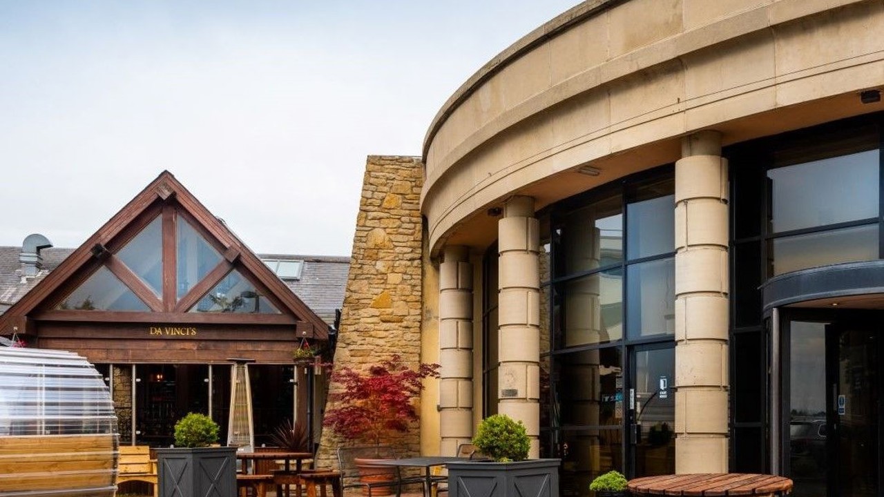 Da Vincis Hotel Exterior 02