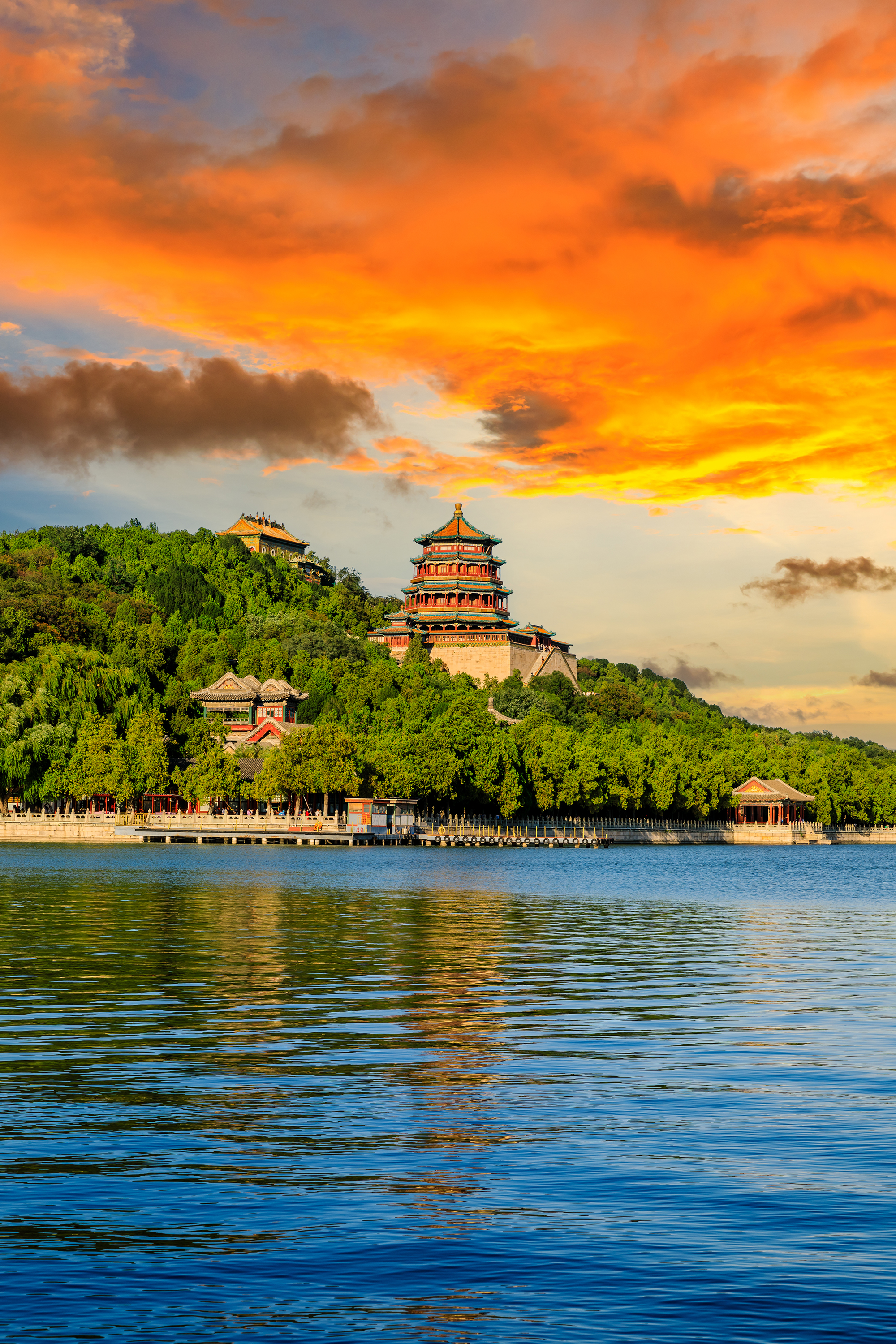 Aftenlys over pavillonerne i Sommerpaladset