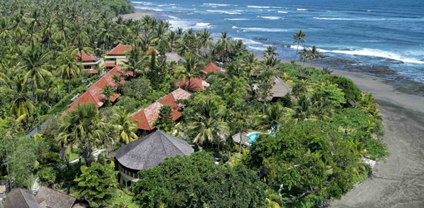 I begynder jeres rejse i Pekutatan, hvor I bor på Puri Dajuma Beach Eco Resort. 