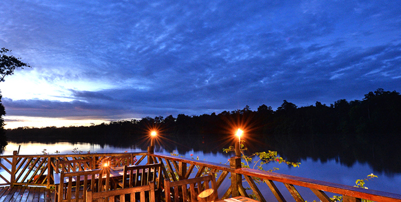 sukau rain forest lodge_restaurent_udenfor_udsigt_01