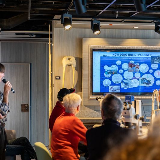 ...og foredragsrum, hvor skibets ekspeditionsteam fortæller om ruten.