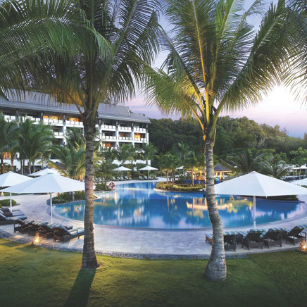 ...nyde dagene ved poolen...