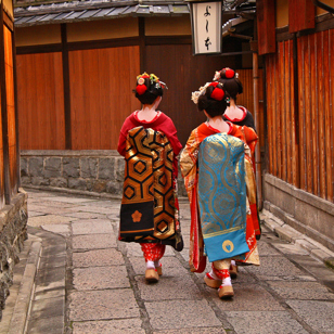 Måske får vi et glimt af en geisha, når vi besøger Kyotos Gion-kvarter