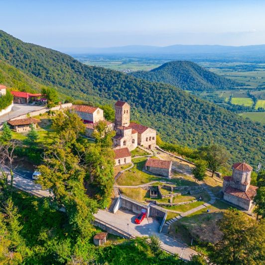 Nabolandet Georgien holder sig heller ikke tilbage, når det gælder smukke landskaber, og landets kirker og klostrer leverer ofte de flotteste udsigter.