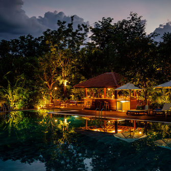 Farm House Smiling Gecko Poolbar Aften