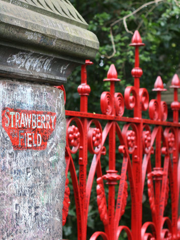 ... ikke mindst med The Beatles, hvor byen byder på et væld af landemærker, som den ikoniske låge ved Strawberry Field.