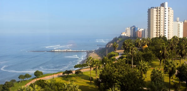 I ankommer til Lima, der ligger smukt langs kysten til Stillehavet.